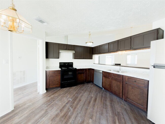 Building Photo - 13610 Piney Oaks Dr