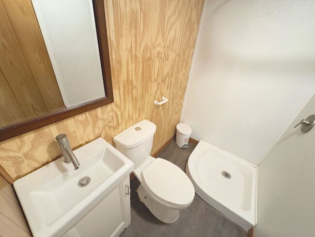 Building Photo - short term lease available