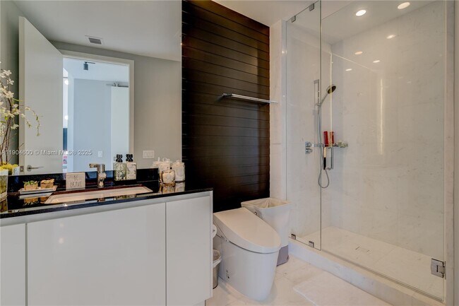 Building Photo - 18555 Collins Ave