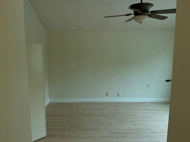 Building Photo - Charming 4 Bedroom 2 Bath 2 Story Home in ...