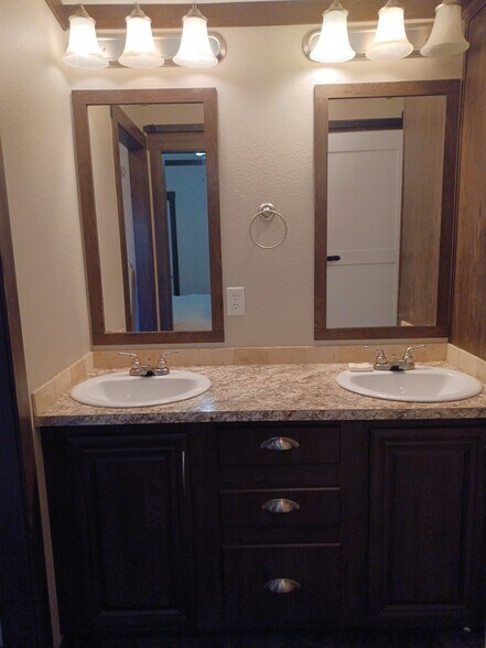 Building Photo - 745 Derrick Dr