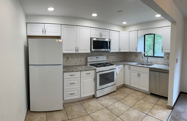 Building Photo - 2 Bedroom Shaler Townhouse with Garage