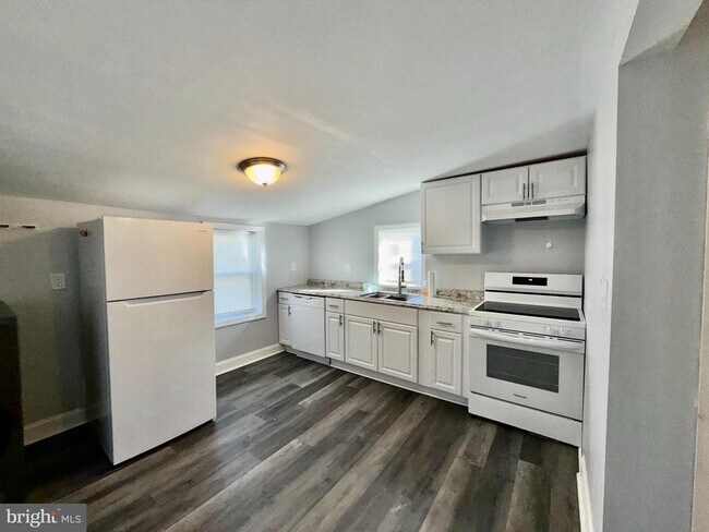 Building Photo - 9 S Maple Ave