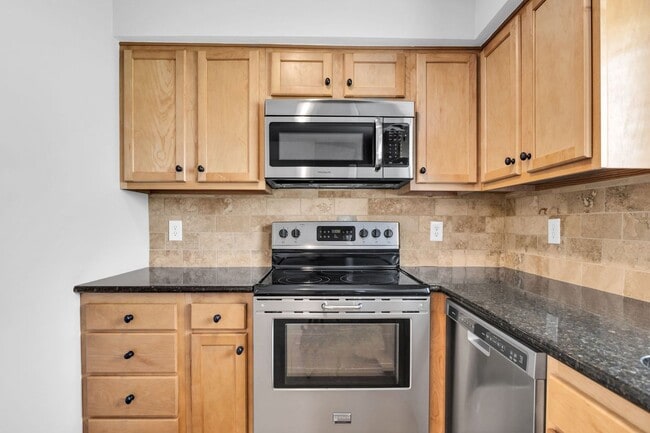 Building Photo - Beautiful Green Hills Townhome With Garage