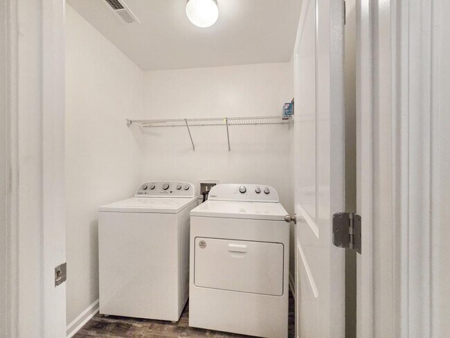 Building Photo - 1437 Balvaird Dr SE