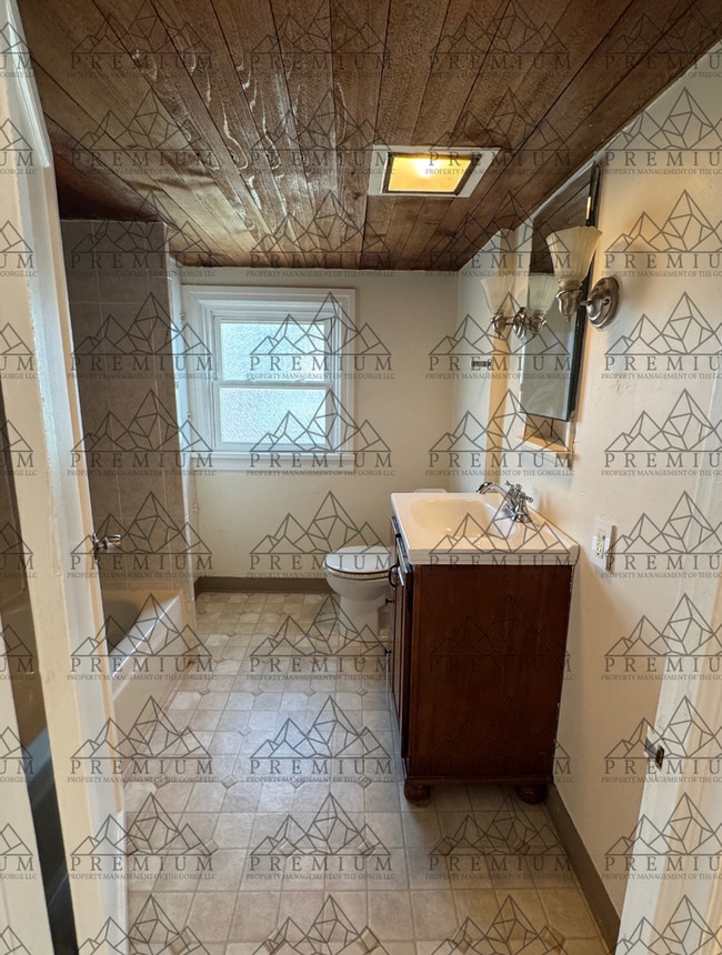 Building Photo - Large 4 Bedroom 2 Bath