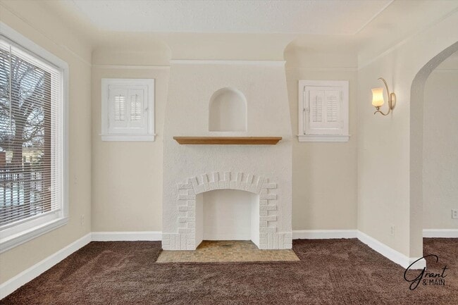 Building Photo - $1350 3 bedrooms