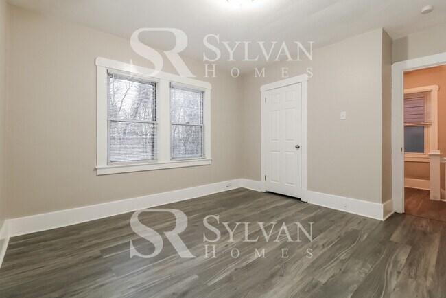 Building Photo - Welcome home to this lovely 3 bedroom, 1 b...