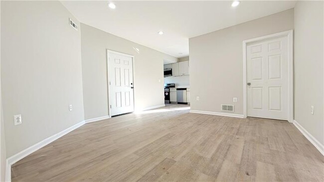 Building Photo - 122 Elm St