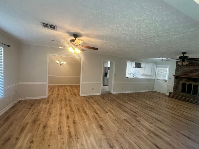 Building Photo - Beautiful home with everything you could want