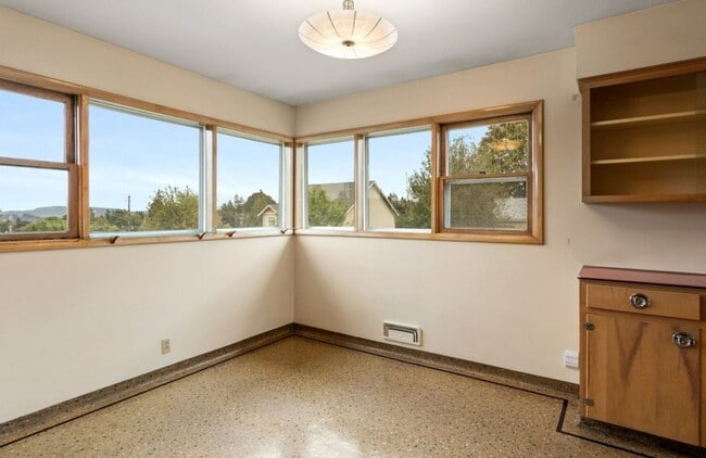 Building Photo - OREGON MID CENTURY DREAM