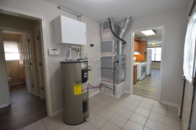 Building Photo - 2-3 bedroom Home in Greenfield with Garage.