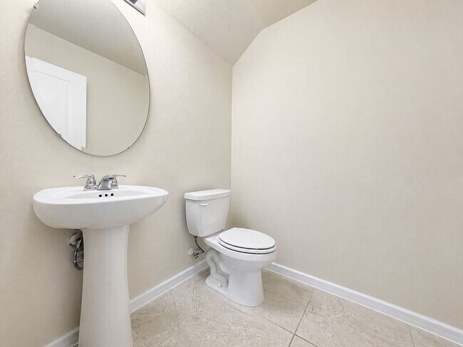 Building Photo - Welcome home to refined family living in this 3Bedrooms / 2.5Baths residence in Tohoqua!