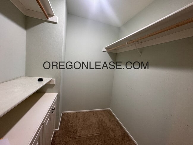 Building Photo - Spacious Home in Prime Ferry Street Bridge...