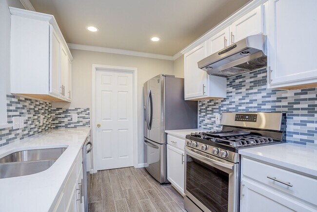 Building Photo - Charming 3/BR 2/BA One-Story Home with Gar...