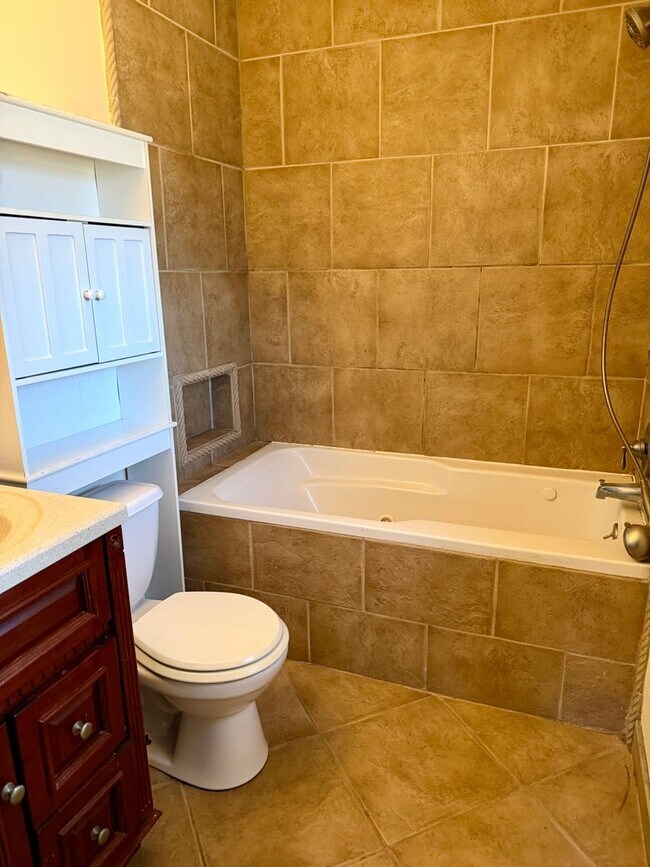 Building Photo - Southern Hills Beauty