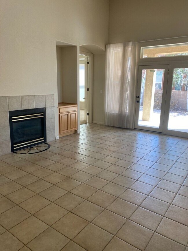 Building Photo - Beautiful 4 bedroom 3.75 bath in gated com...