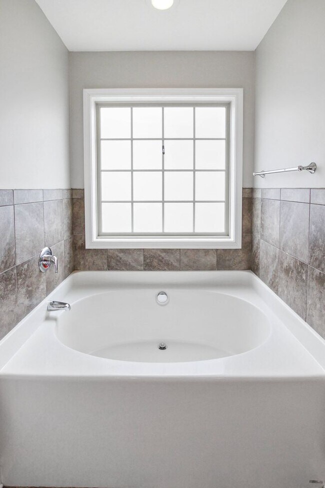 Building Photo - Pet Friendly Four Bedroom with Basement!