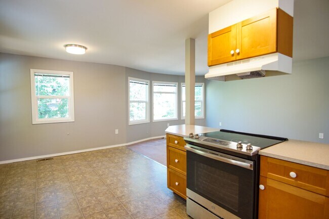 Building Photo - Delightful Rare Gem in SE Portland with Modern Amenities!
