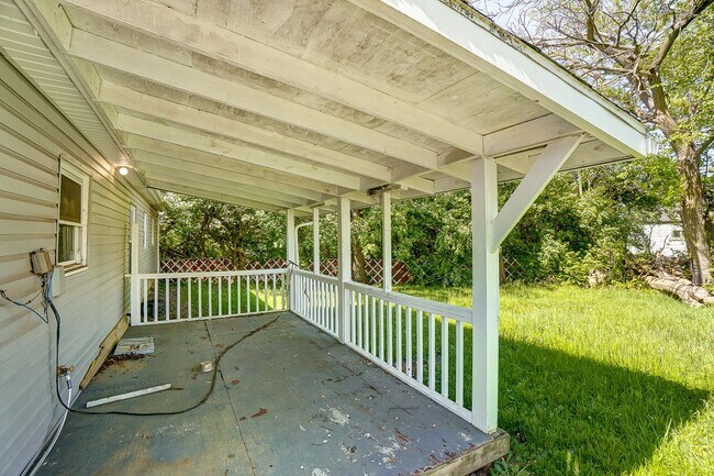 Building Photo - Three Bedroom with Driveway in Dayton!