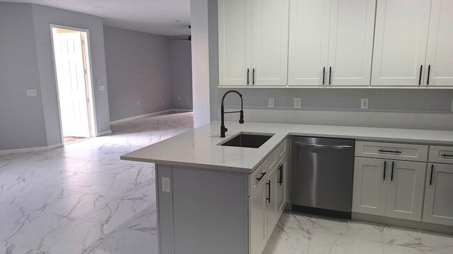 Building Photo - 826 Middleton Dr SW