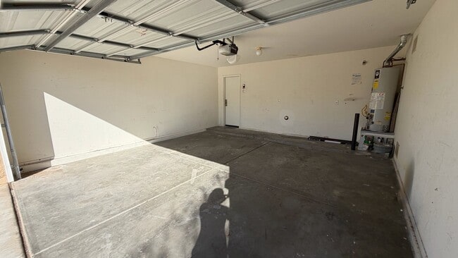 Building Photo - Spacious Surprise home with large backyard