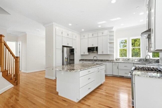 Building Photo - 5116 Shore Dr