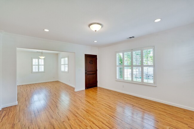 Building Photo - 1940's Quaint 2 Bedroom Single Story Home off of Hedding Street with Modern Amenities & Great Bac...