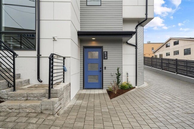 Building Photo - Modern 3-story townhome with A/C located i...