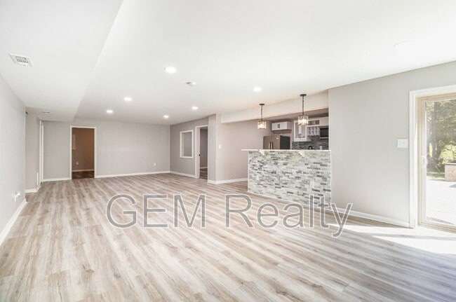 Building Photo - 7806 Shawmont Rd
