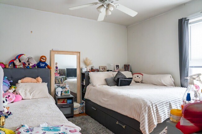 Building Photo - Albany Park - 2 Bed / 1 Bath - Heat Included