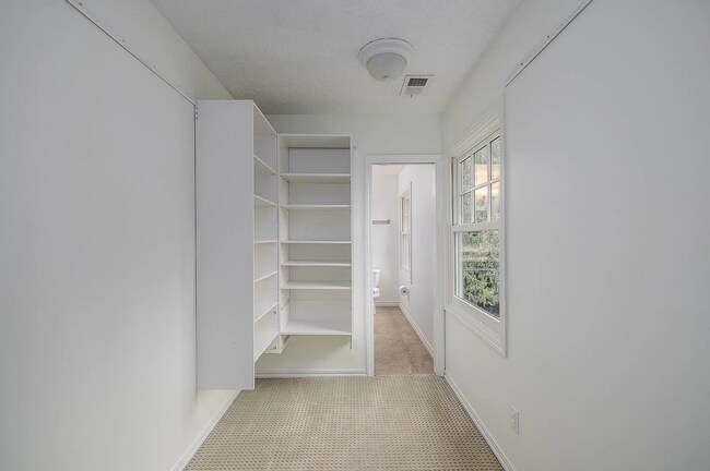 Building Photo - Experience the Charm of a Portland Heights...