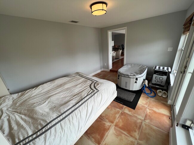 Building Photo - 1653 Poinsettia Dr