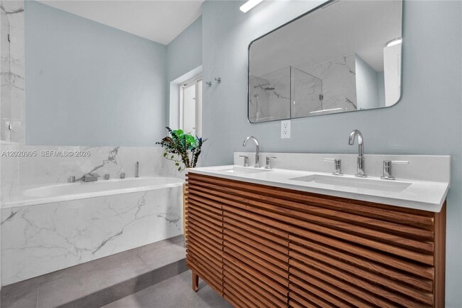 Building Photo - 16601 Sapphire Manor