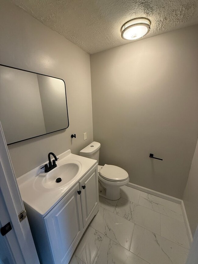 Building Photo - Beautiful 3 Bedroom 2 bath Townhome Conveniently Located and updated