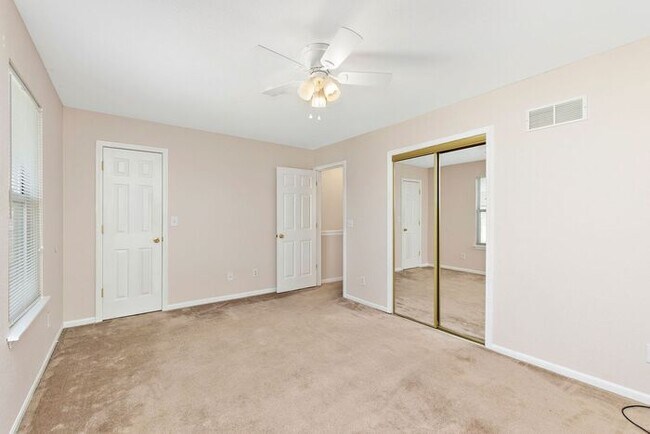 Building Photo - Renovated Spacious Townhomes