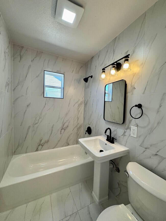 Building Photo - Adorable Newley Remodeled Home Available Now in Sacramento!