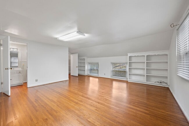 Building Photo - 4BR/3BA Forest Hills Luxury Rental