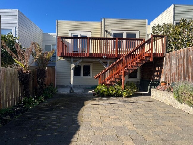 Building Photo - SPACIOUS PARKSIDE SINGLE-FAMILY HOME WITH ENCLOSED PATIO — AVAILABLE NOW!