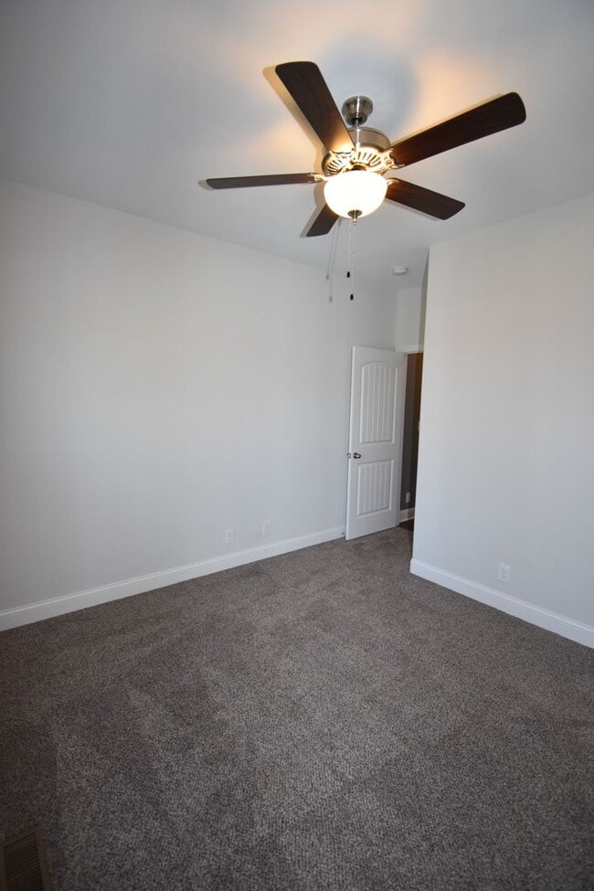 Building Photo - 4 Bedroom 2 Bath Pet Friendly Home For Rent!