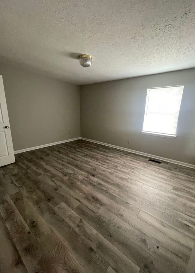 Building Photo - AVAILABLE NOW 3 bedroom, 2 bath with garag...