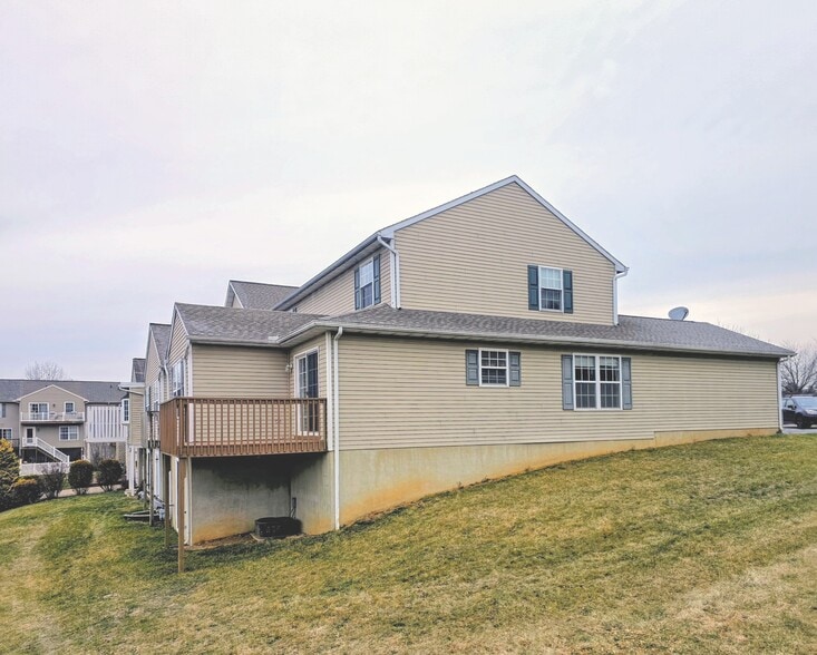 Building Photo - 40 Sandstone Ct