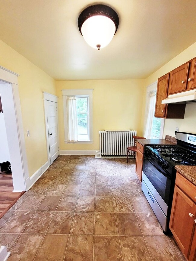 Building Photo - Two Bedroom Single Family Home For Lease