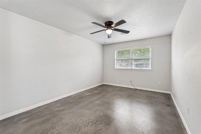 Building Photo - 528 N Beard Ave