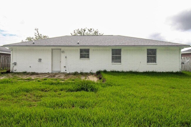 Building Photo - 1235 Pineridge Way