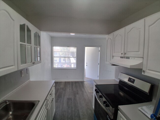 Building Photo - 401 SW 13th Pl