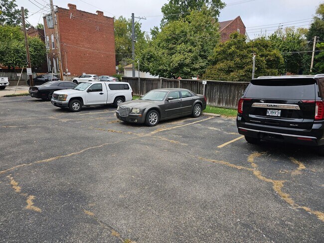 Building Photo - Wonderfully Remodeled Tri Level 3BR/2BTH Soulard Townhouse