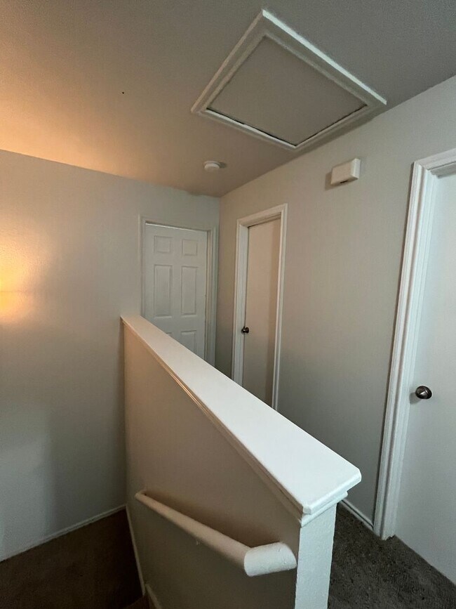 Building Photo - 3/2 in the heart of Del Valle