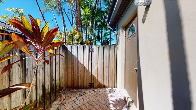 Building Photo - 2708 SW 33rd Ct
