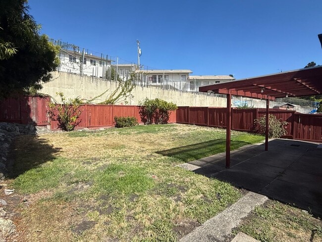 Building Photo - Spacious 3 bedroom, 1.5 bathroom Home in R...